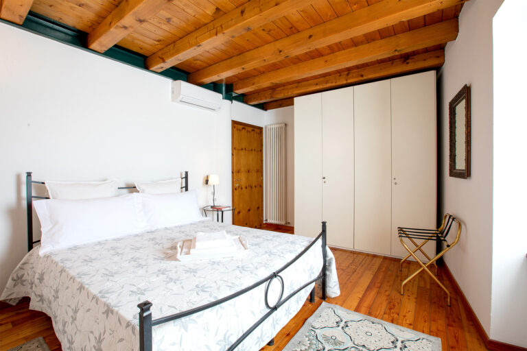 Camera La Torretta - vista intero con letto e armadio