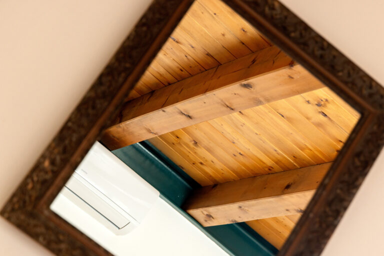 Camera La Torretta - soffitto di legno riflesso nello specchio