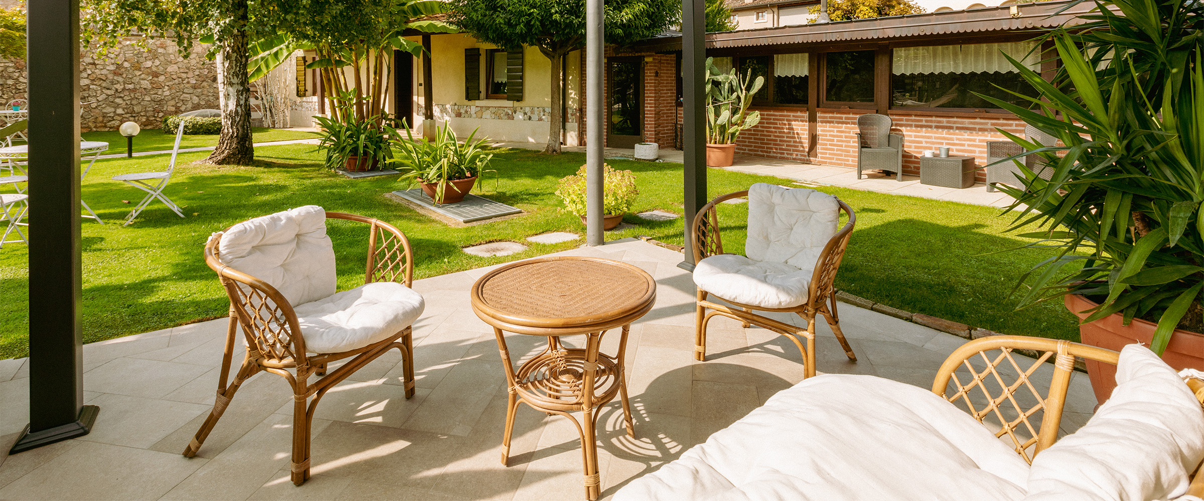 Giardino esterno con gazebo e sedie in vimini