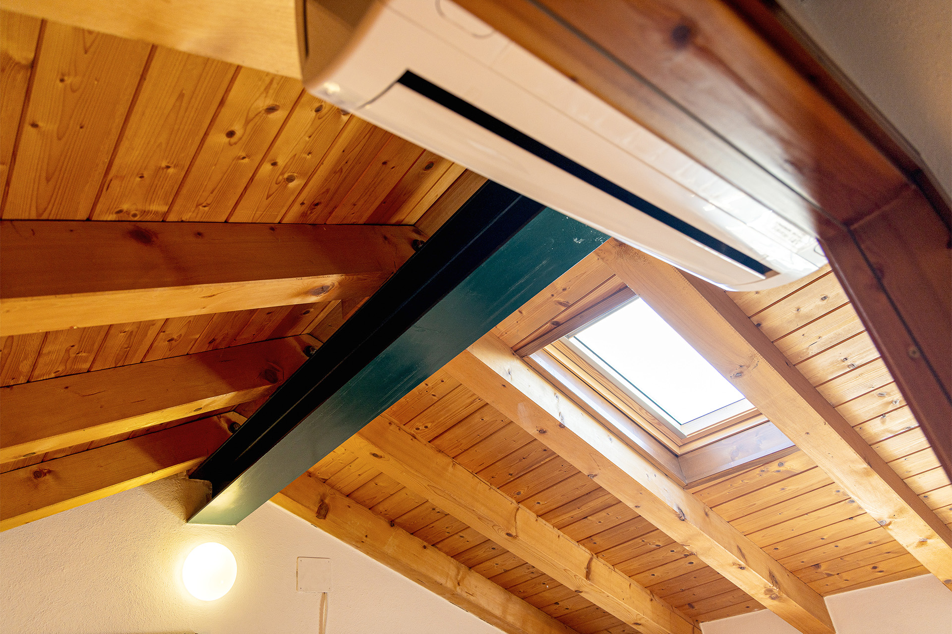 Camera Il Ponte - sottotetto in legno con aria condizionata