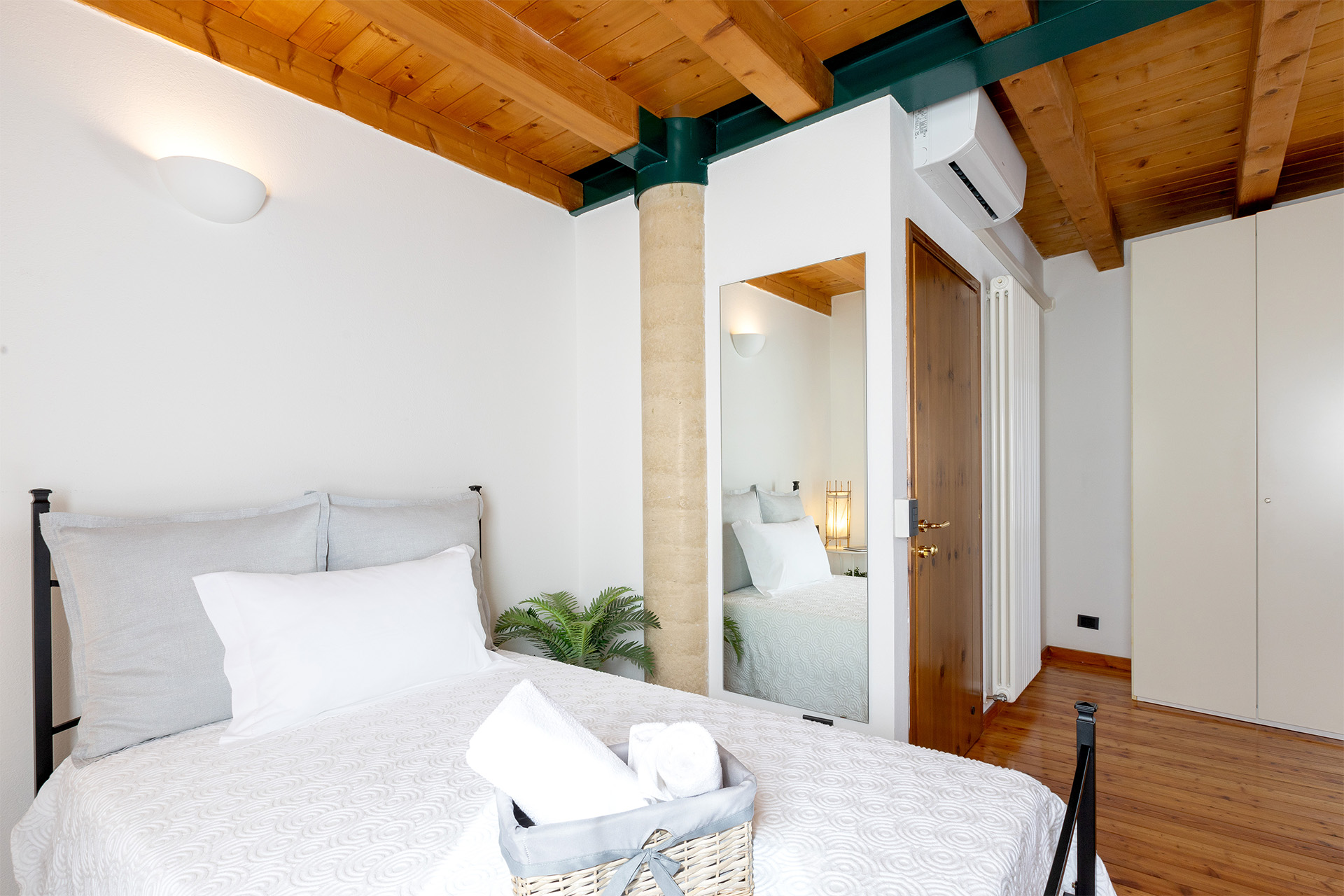 Camera Il Progno - letto con specchio e ingresso