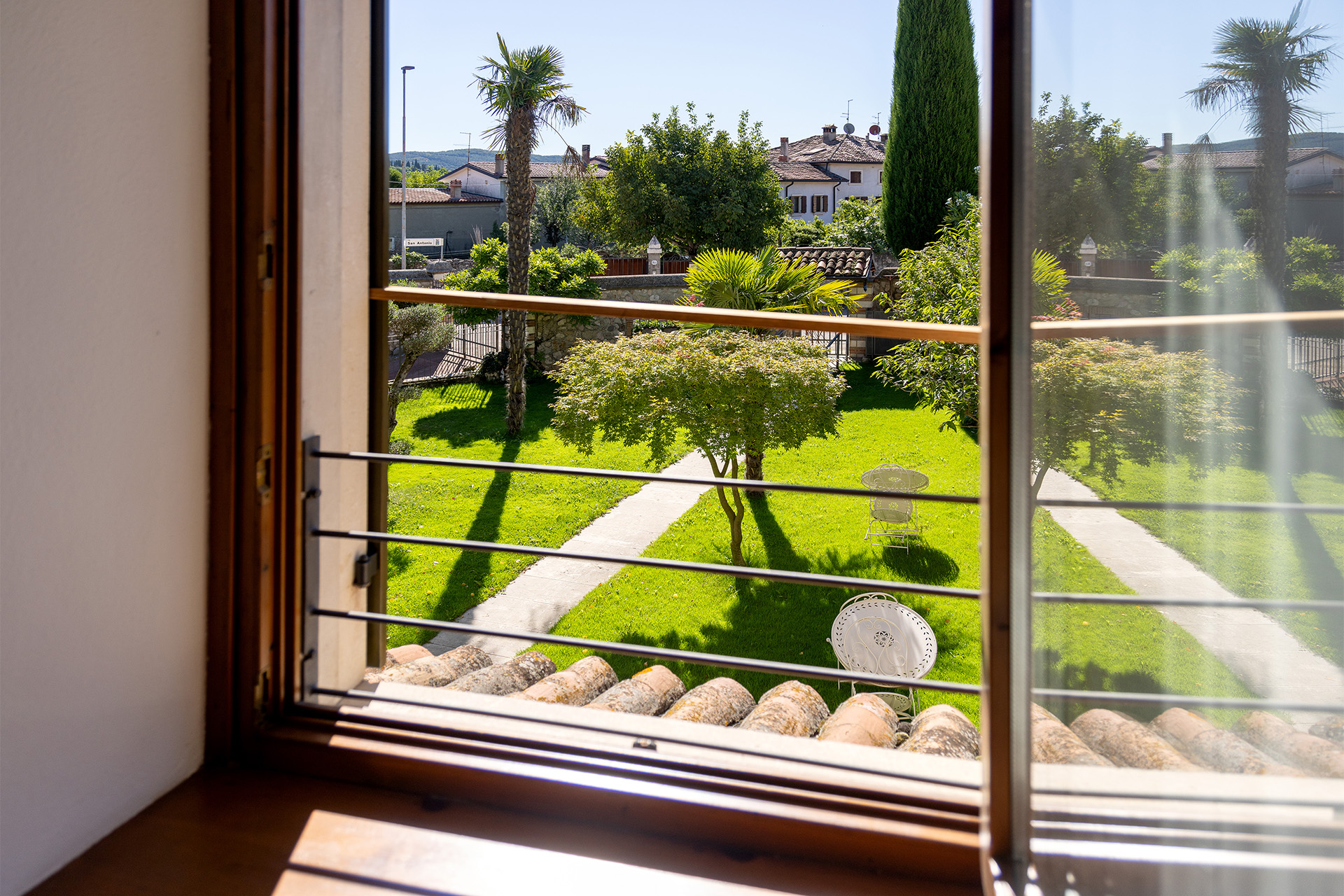 Camera Il Progno - vista del giardino dalla finestra della camera