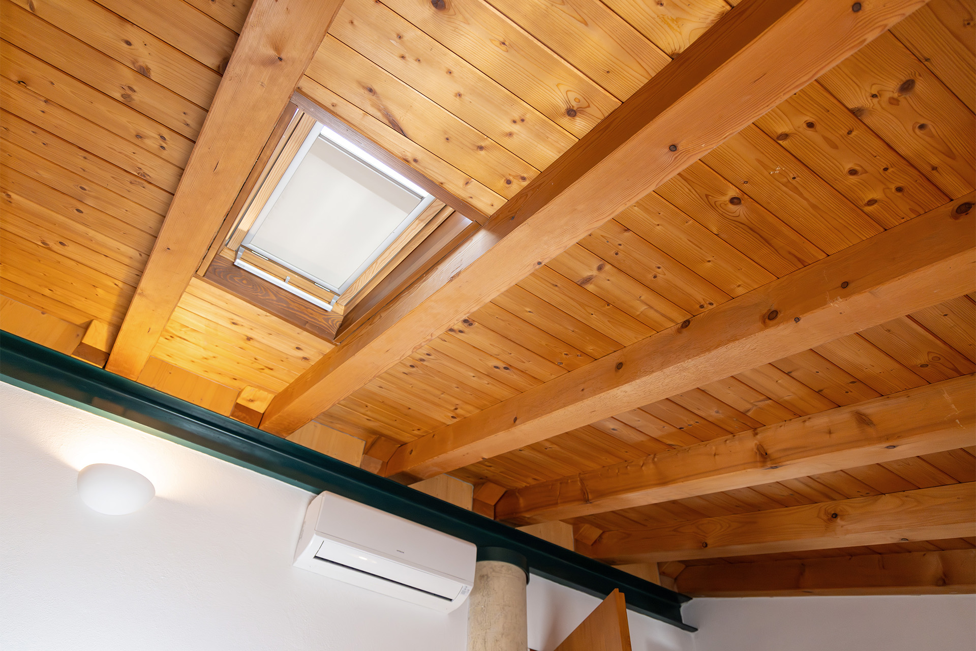 Camera La Torretta - soffitto in legno con finestra e aria condizionata