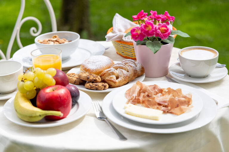 Colazione con frutta, salato, dolce, cappuccino B&B Tregnago