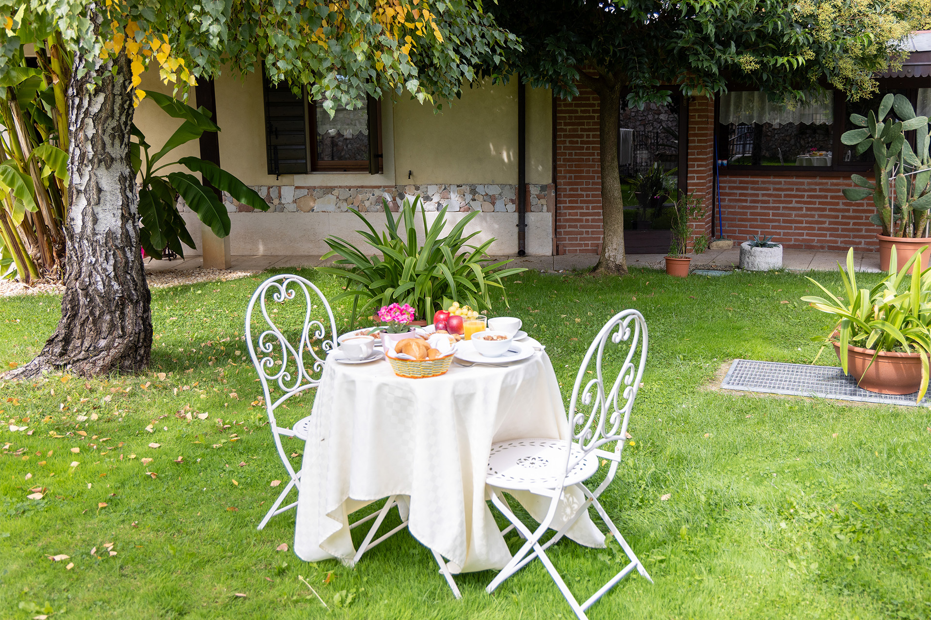 Tavolino in giardino per colazioni al B&B Antico Borgo Marcemigo di Tregnago
