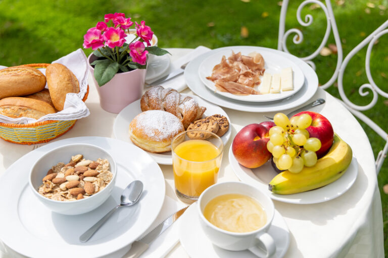 Tavola imbandiata con colazione dolce e salata