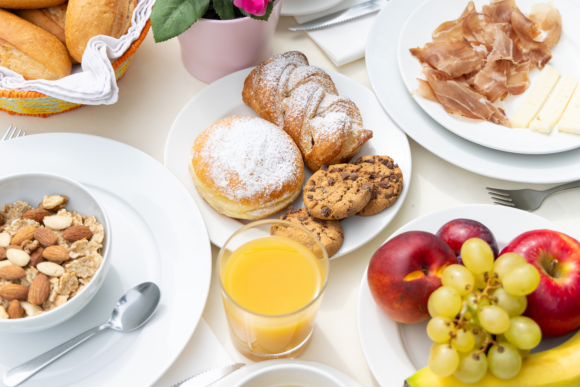Colazione dolce, frutto di succo, frutta, tazza di latte, prosciutto e formaggio