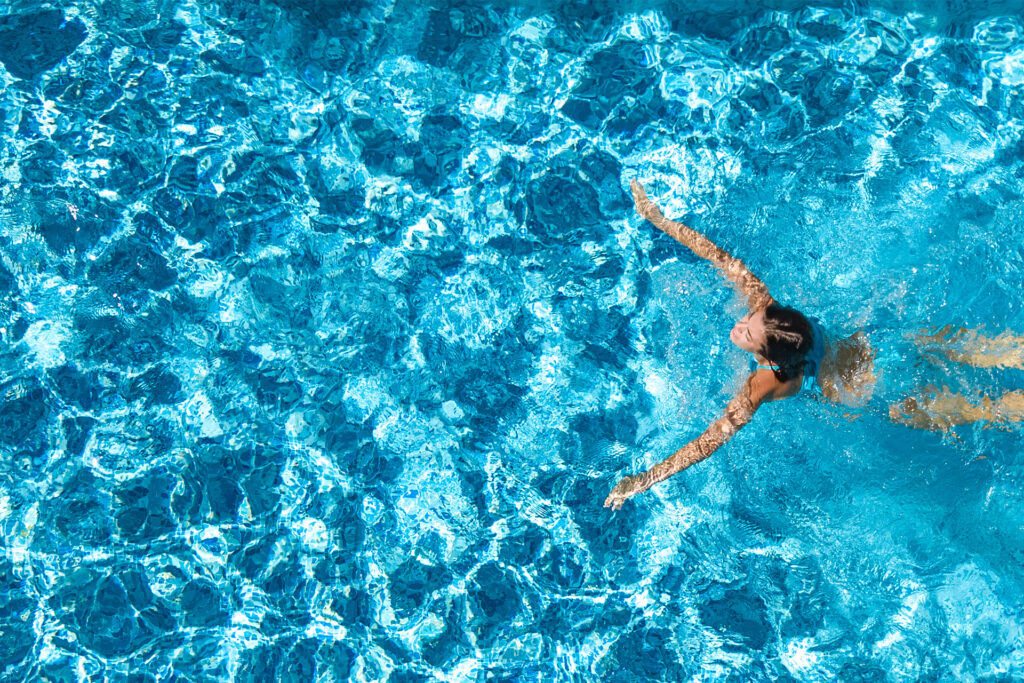 Donna in piscina