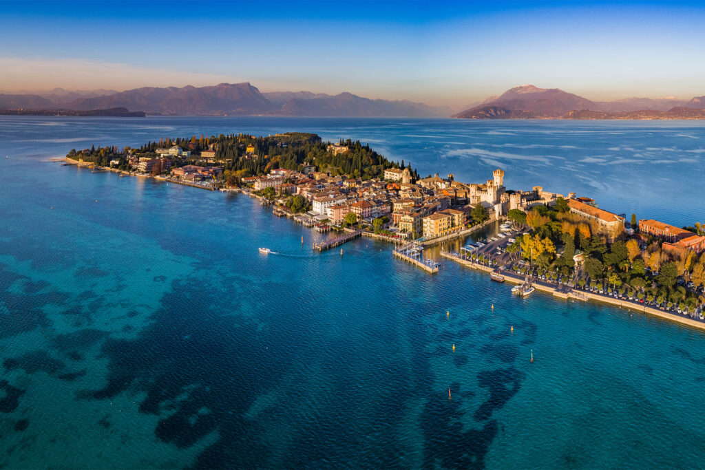 Veduta aerea del paese di Sirmione sul Lago di Garda